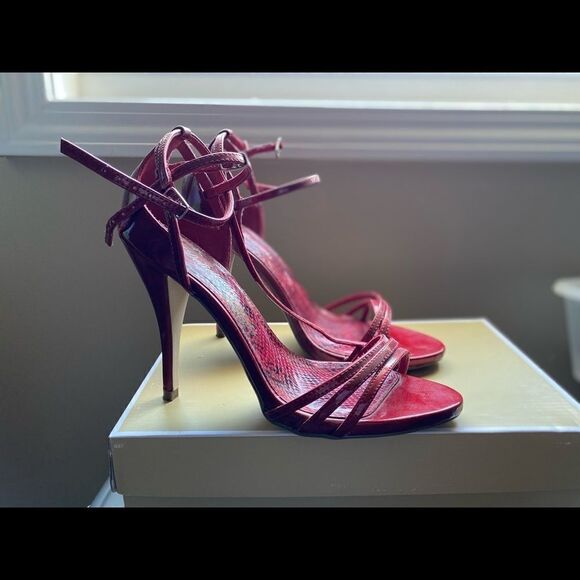Red Delicious Faux Snakeskin Heels Size 8 - Picture 2 of 5